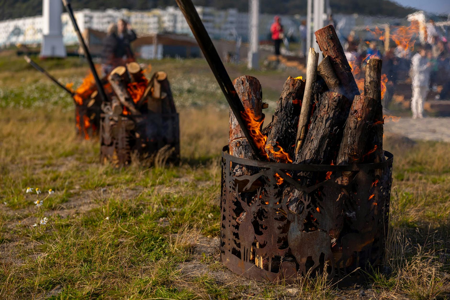 Plakat informacyjny z napisem 'Ostatni dzień na PIT' z elementami graficznymi nawiązującymi do finansów i miasta Braniewo.